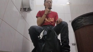 Roken in een openbaar toilet
