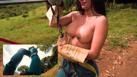 Profesora sexy y cachonda se desnuda en topples en medio de la selva