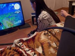 Пока моя соседка играет в игру ведьмак я курю и мастурбирую - Lesbian_illusion - Screenshot 6 of 16 - женская мастурбация