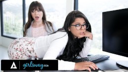 GIRLSWAY - 愤怒的霸主老板需要无能的新秀 IT 吉娜·瓦伦蒂娜来满足她