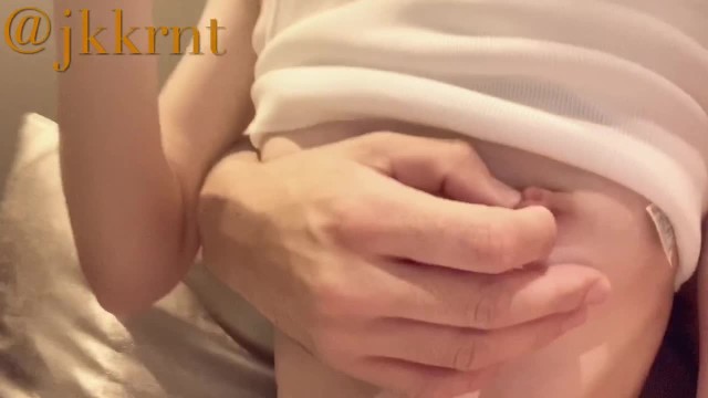＃7【日本人 素人 カップル】彼女がスマホに夢中なので、無防備な美乳おっぱいを触ってみた♪