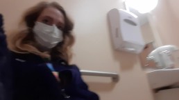 Milf dans Northface joue avec la chatte dans les toilettes publiques 
