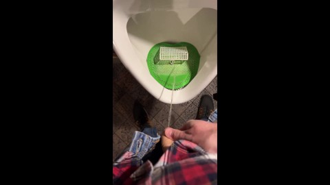 Meando en un urinario en un pub. yo juego futbol con orina