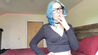 Sexy Nerdy Smoking Girl avec des lunettes