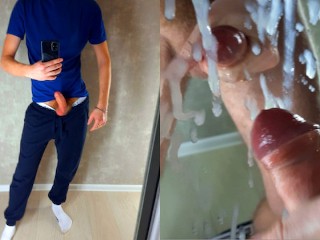 Un Mec En Pantalon De Survêtement a éjaculé Partout Dans Le Miroir Avec Du Sperme Frais