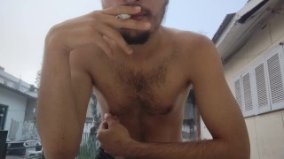 Eructando fumando y bailando mientras sacude mi culo afeitado 