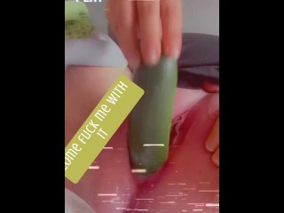 Толстушка трахается с огурцом сливочной спермой капает