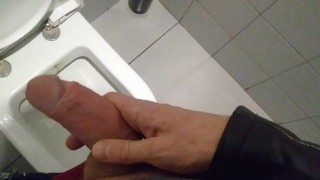 STIEFZUS BETRAPT OP MASTURBEREN GROTE LUL IN OPENBAAR TOILET DEEL 2