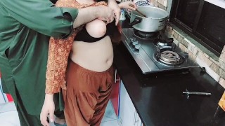 Desi Indiase vrouw geneukt in de keuken in beide gaten met duidelijke Hindi audio