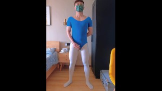 Twink im Ballettanzug masturbiert und ejakuliert