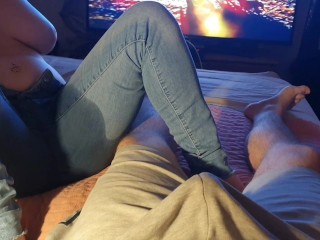 ⭐ Hot Casal Mijando! Garota De Topless Em Jeans Mijando Brinca com o Namorado Enquanto Ele Faz Xixi Em Shorts!