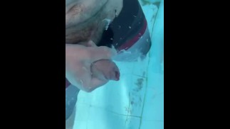 Мой большой член выливает свой сок в бассейн. 💦💦💦