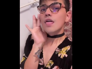 Шлепни свой большой член по моим мягким губам, папи