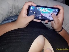 Video Sexy busty stepsister playing free fire, she lets her tits be touched while showing off in the gamet
