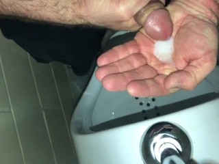 Грязные разговоры - рискованная мастурбация в общественном туалете у писсуара и глотание спермы