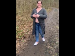 jenny allein im wald