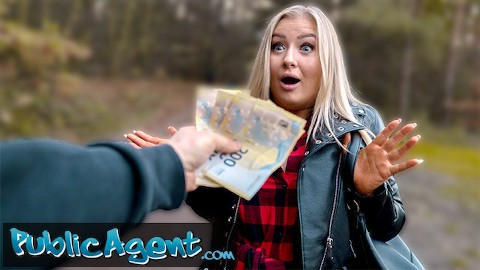 Public Agent Beautiful Busty Blonde trekt haar kleren uit in het bos voordat ze neukt