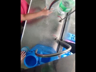 Я пополняю галлоны воды для наших клиентов (день 10)