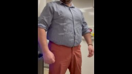 BigBullB0ss wichst auf einem Zug gigantische Spermaladung auf Toilettenspiegel