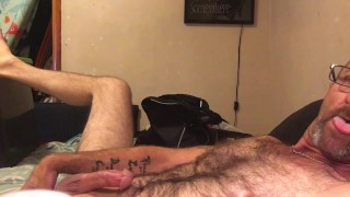 Sexy garçon de campagne simple extrême grosse bite caressant une énorme charge de sperme à l’aide d’un jouet