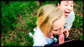 Twee vriendinnen zuigen lul in het bos - Trio buiten pijpbeurt - Openbaar POV