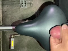 のサドルでオナニーする男子大学生 - Screenshot 3 of 16 - Saddle