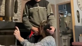 Настоящая домохозяйка должна сделать быстрый минет