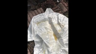 Plassen op een witte satijnen blouse en klaarkomen