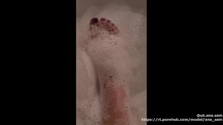 Dedos sensuais de close-up Nympho Goddess pés (FOOT WORSHIP/Pedicure) unhas dos dedos dos pés violetas