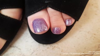 Dedos sensuais de close-up Nympho Goddess pés (FOOT WORSHIP/Pedicure) unhas dos dedos violetas