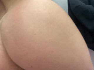 Ragazza italiana si masturba analmente nel bagno_del treno e viene_scoperta