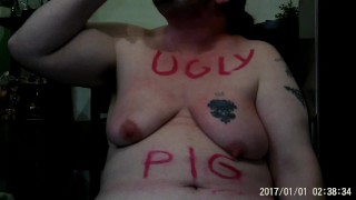 FTMトランスジェンダー Guyは彼自身の小便を飲み、屈辱BDSM脂肪豚トランスマンで泣きます