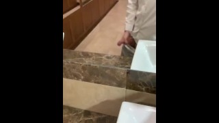 Minet tchèque essayant de se faire prendre en train de se branler dans les toilettes publiques 