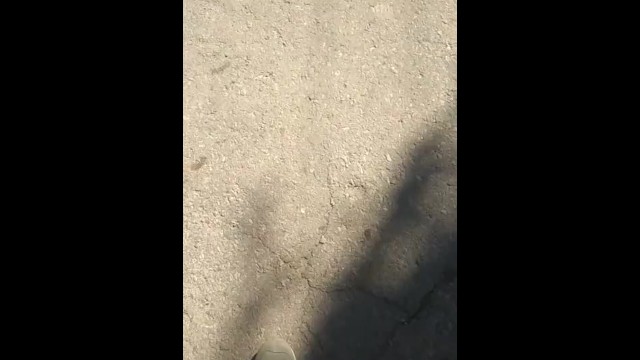 На горячом асвальте жарется всьо