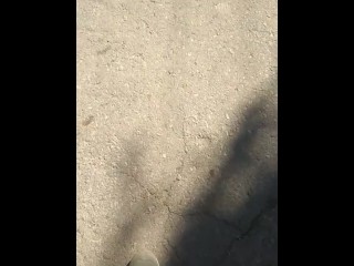 На горячом асвальте жарется всьо