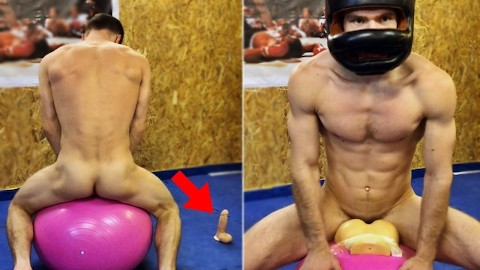 Muskulöser WRESTLER in STRUMPFHOSEN Fickt einen riesigen Ball und spritzt mit LECKEREN Portionen Spe