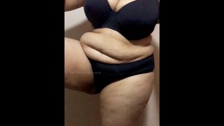 Жена брата переодевается