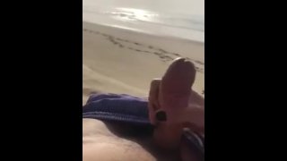 Dick Flash: A French beurette surprises me on the beach and ends up making me cum