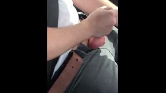 Sacudidas y semen mientras conduce con un amigo