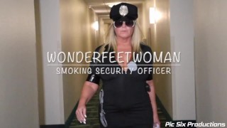 WonderFeetWoman rokende beveiligingsofficier preview