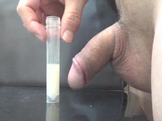 【前動画の続き】大量に発射した濃厚精子を垂らしてみるだけの動画です。