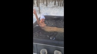 Les seins de la milf sexy rebondissent bien, quand elle court au ralenti du sauna finlandais au jacuzzi