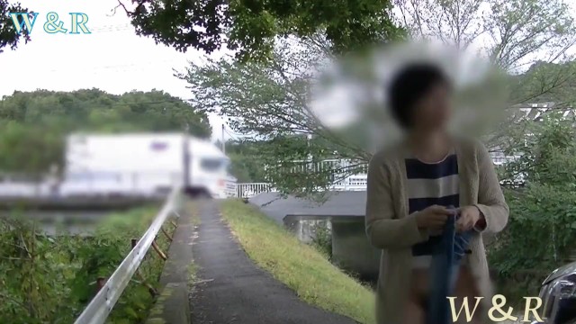 【個人撮影】可愛い彼女が真昼間に交通量の多い国道から見える場所で大胆にも全裸歩行。naked by the Side of a Busy Road.