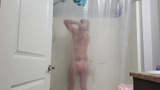 Vriendin neemt een douche