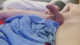 Jonge kerel ontspant zichzelf met een mooi orgasme na het strelen van zijn grote witte lul. KREUNEN!