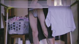 Стираю белье в моем Calvin's, демонстрируя большую мягкую выпуклость и мои тощие волосатые ноги