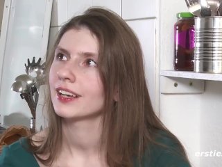 Münchnerin ist zu Besuchin Berlin und masturbiert