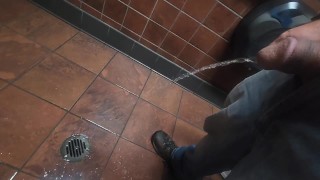床の排水管に放尿