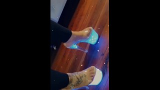 Jolis pieds dans des chaussures sexy (PLUS SUR ONLYFANS)