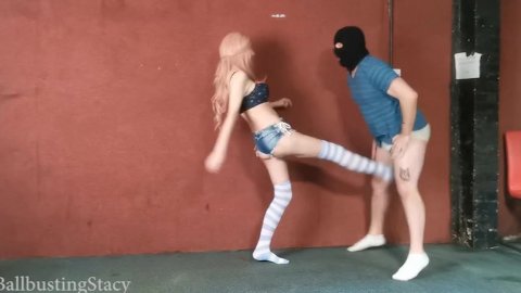 Busty Video instructivo de ballbusting ball kicking, trailer del experimento de fertilidad